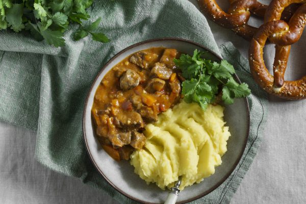 tasty-goulash-mashed-potatoes-view tasty-goulash-mashed-potatoes-view